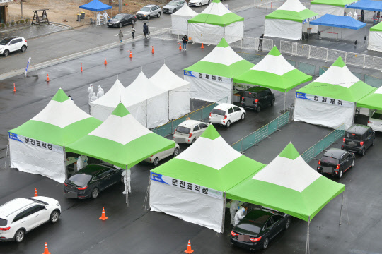 주말에도 이어지는 코로나19 전수검사      (속초=연합뉴스) 신종 코로나바이러스 감염증(코로나19) 속초시민 전수검사 사흘째인 20일 주말임에도 석봉도자기미술관 앞 임시진료소에서 드라이브스루 방식으로 검사가 진행되고 있다.      2021.3.20      [속초시청 제공·재판매 및 DB금지]      momo@yna.co.kr  (끝)